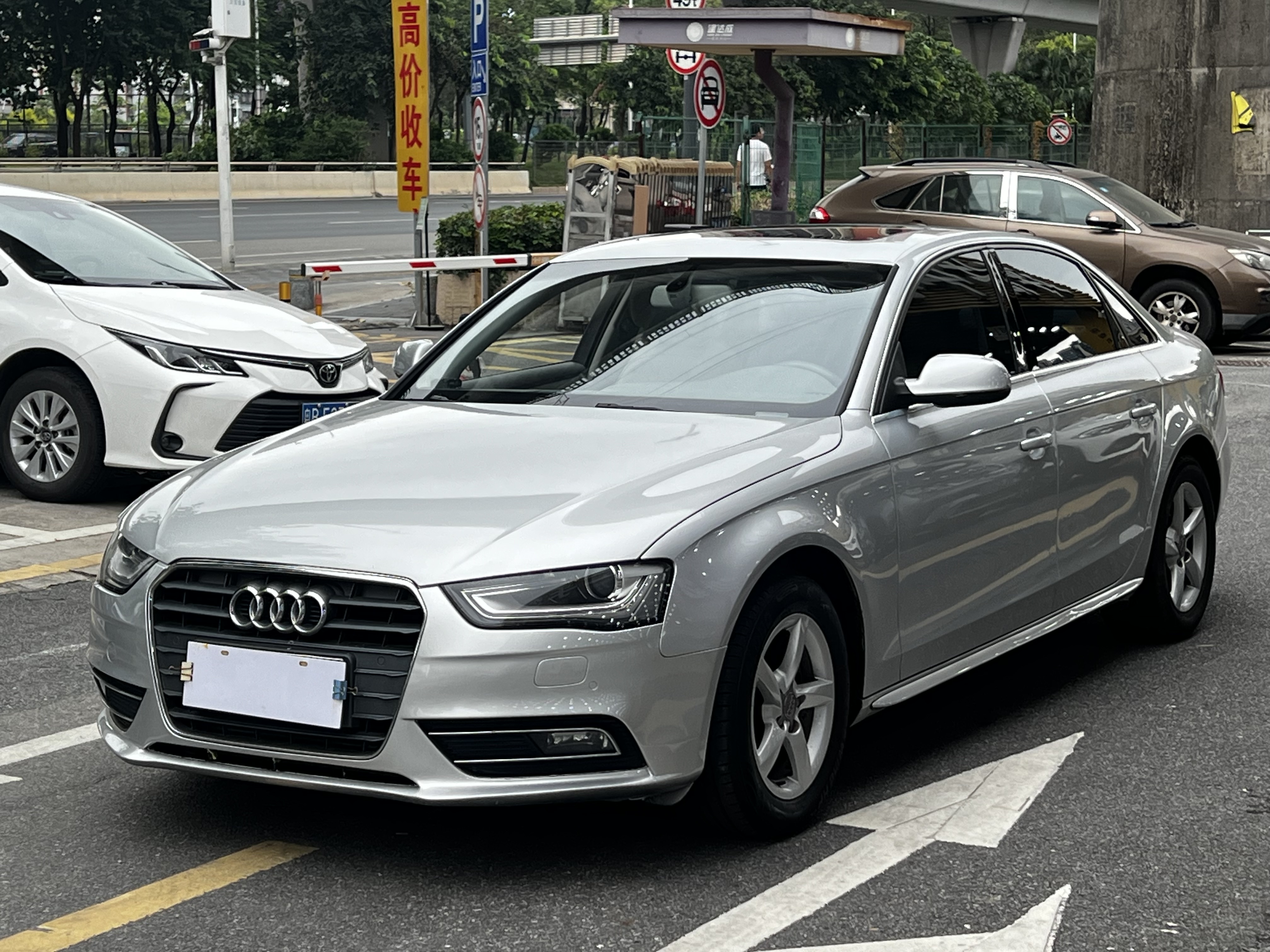 奥迪A4L 2013款 35 TFSI 自动标准型