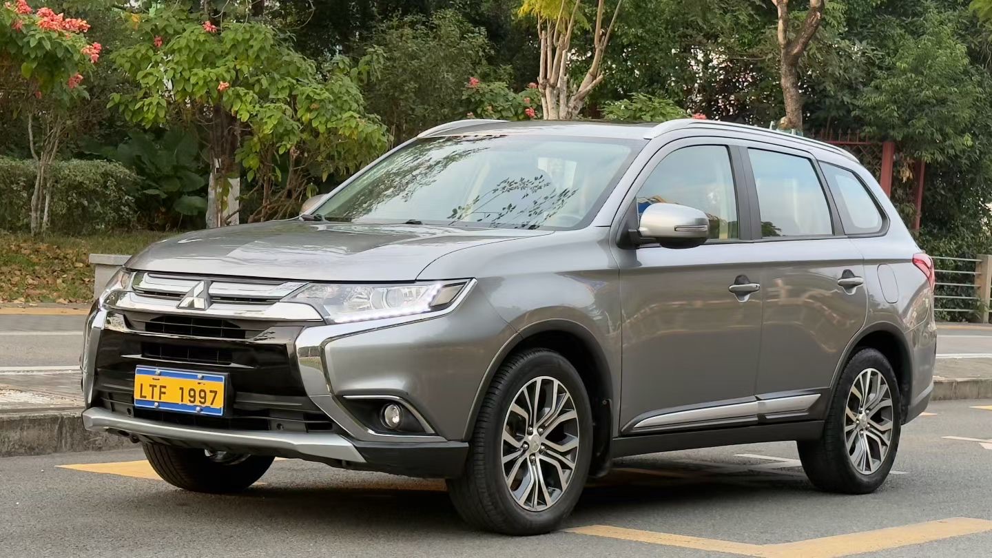 三菱 欧蓝德 2018款 2.0L 两驱荣耀版 5座