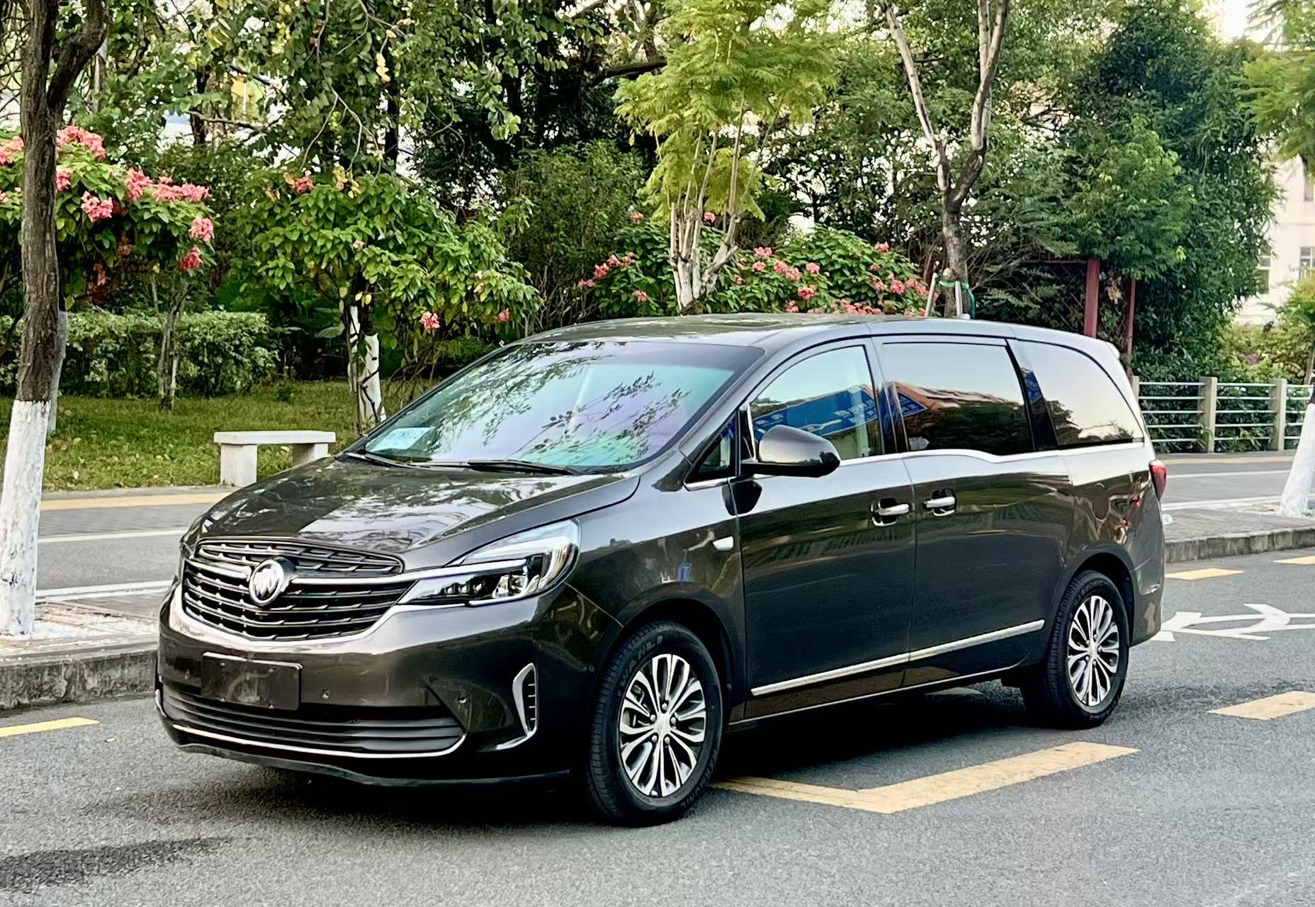 别克GL8 2022款 陆上公务舱 652T 尊贵型