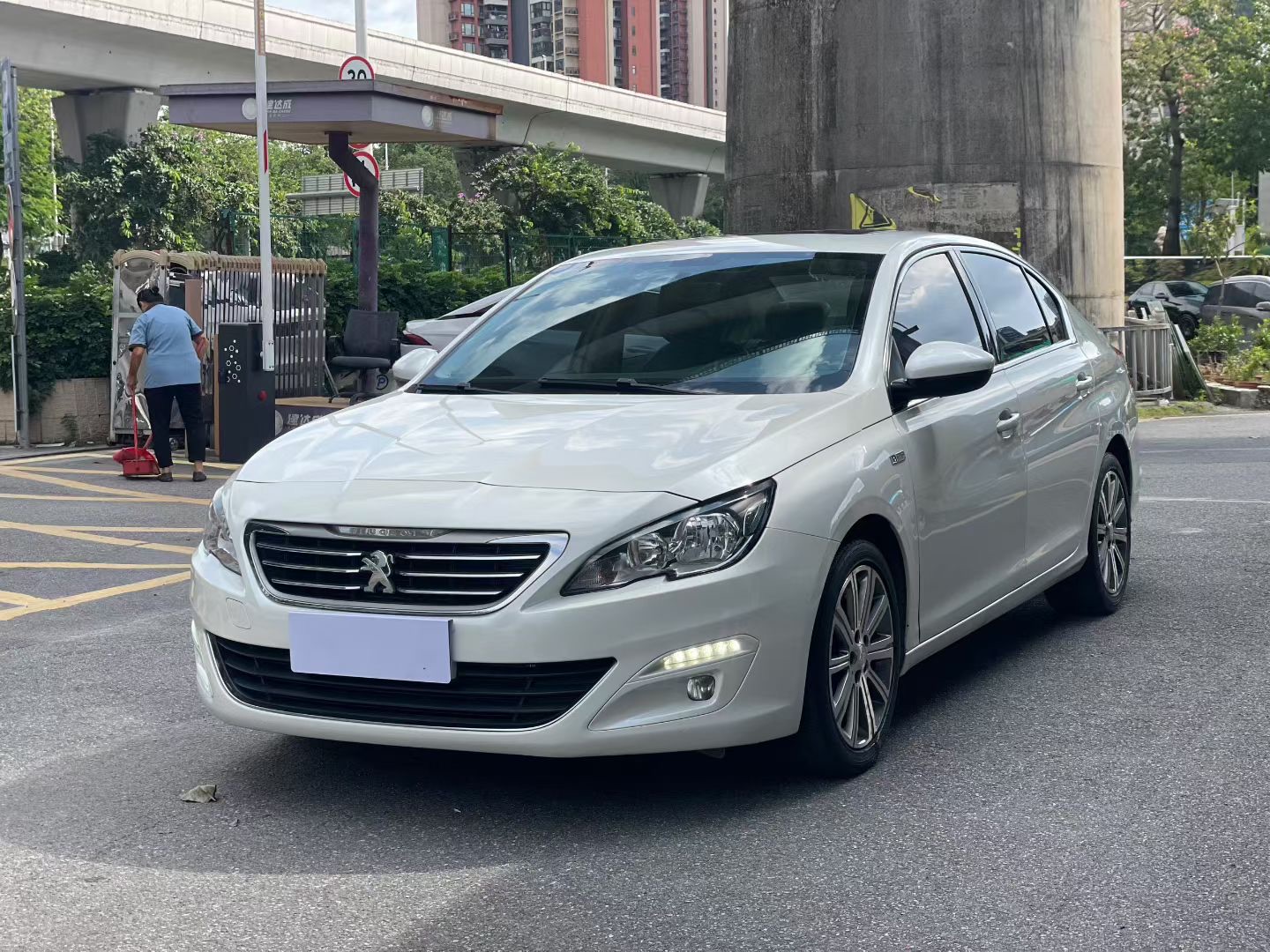 标致408 2015款 1.2T 自动豪华版