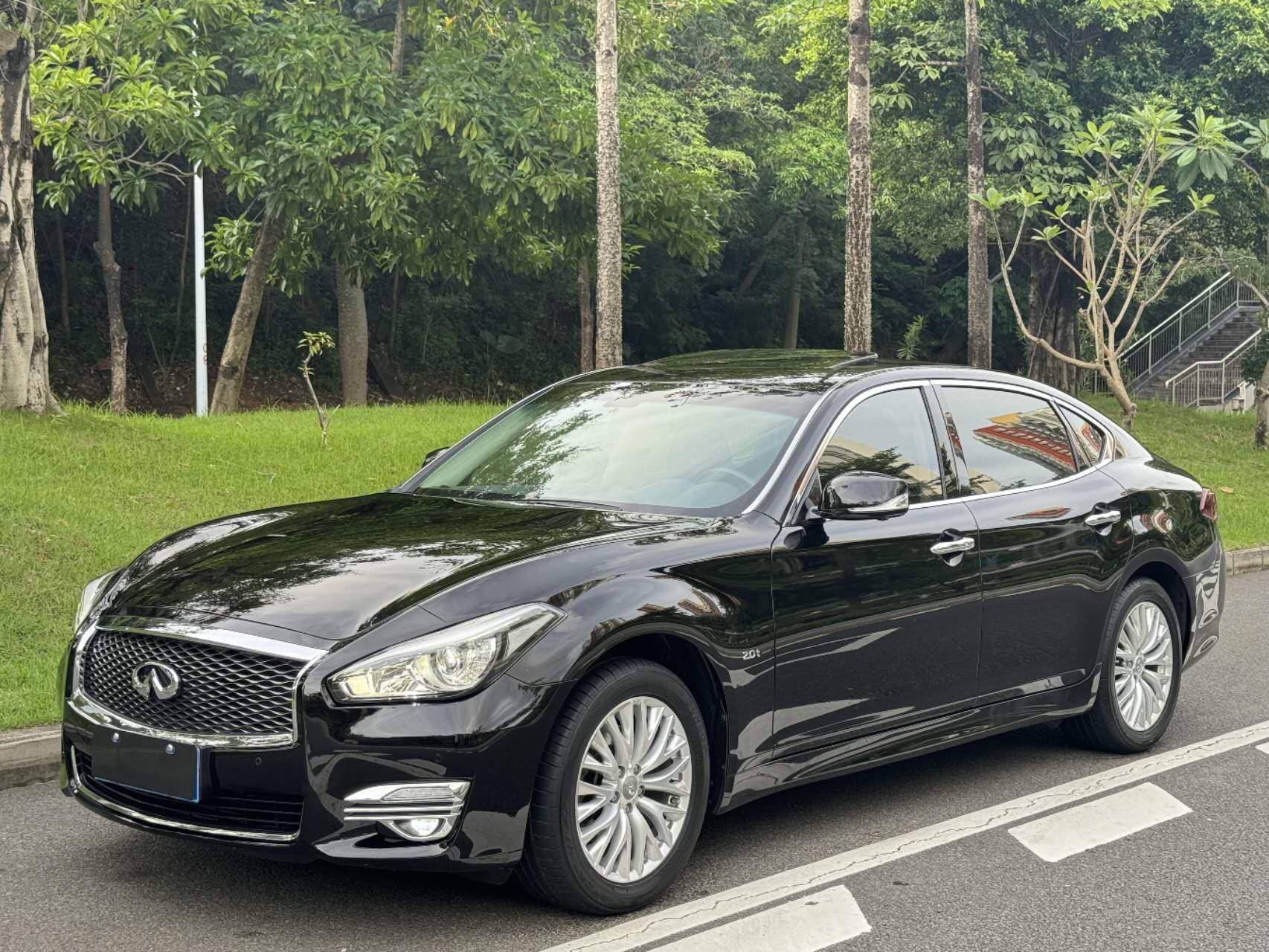 英菲尼迪Q70 2019款 Q70L 2.0T 精英版 PLUS