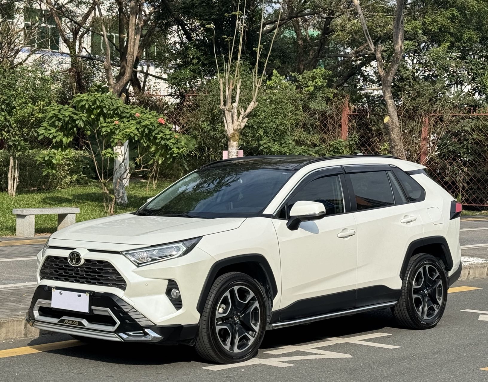 丰田 RAV4荣放 2020款 2.0L CVT两驱尊贵版