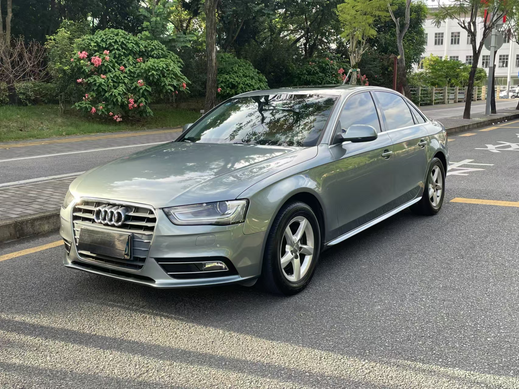 奥迪A4L 2013款 35 TFSI 自动标准型