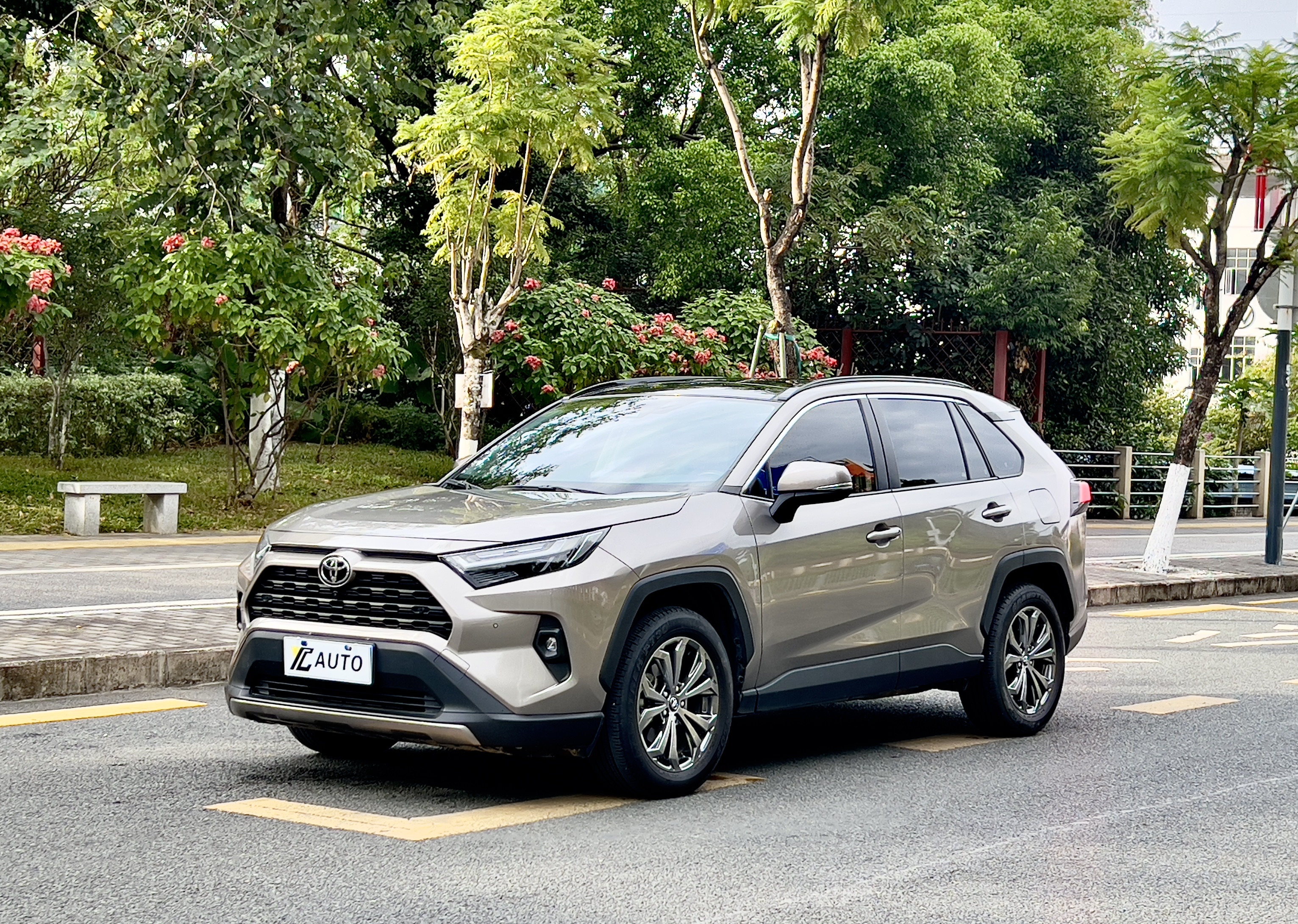 丰田 RAV4荣放 2023款 2.0L CVT两驱风尚Plus版